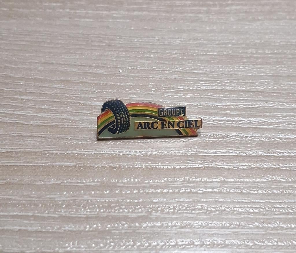 PIN - GROUPE ARC EN CIEL - AUTOMBILE, Enlèvement ou Envoi, Utilisé, Transport, Insigne ou Pin's