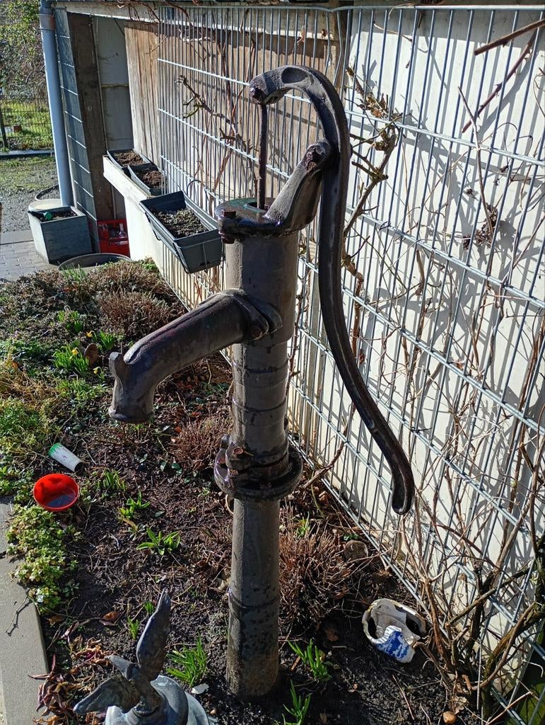 Gietijzer handwaterpomp, Ophalen