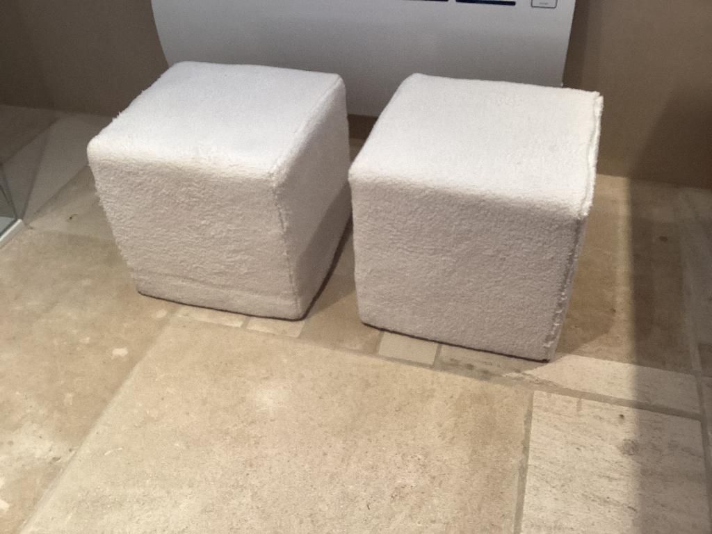 2 poufs., Ophalen, Zo goed als nieuw