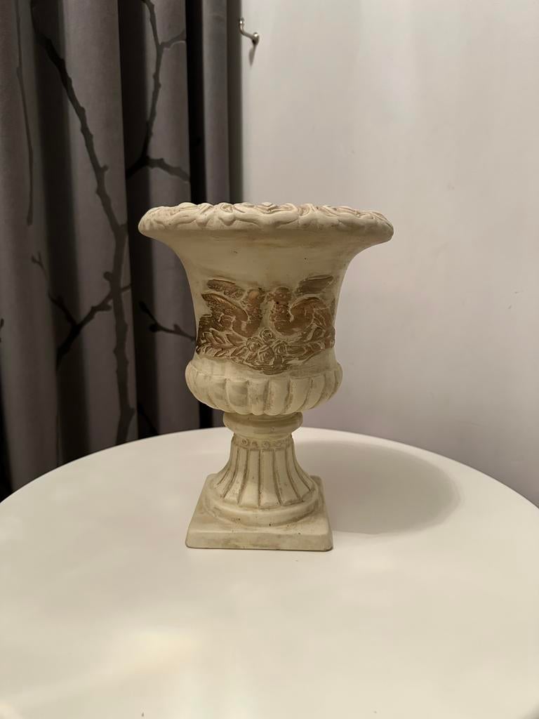 Bloempot 26 cm hoog 20 cm doorsnede met duiven op creme goud, Enlèvement ou Envoi