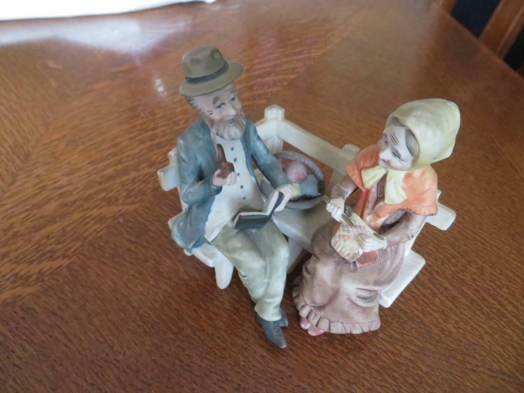 Statuette en biscuit d'un couple sur un banc, Antiquités & Art, Enlèvement ou Envoi