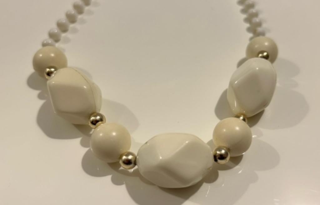Witte halsketting met kralen, Bijoux, Sacs & Beauté, Colliers, Enlèvement ou Envoi, Comme neuf, Blanc, Synthétique