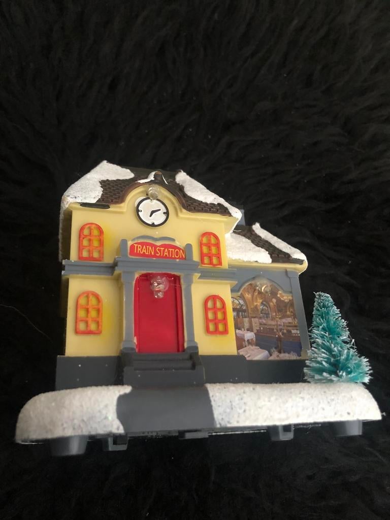 Figurine de Noël avec lumière - Train station - 10X6cm, Enlèvement, Utilisé