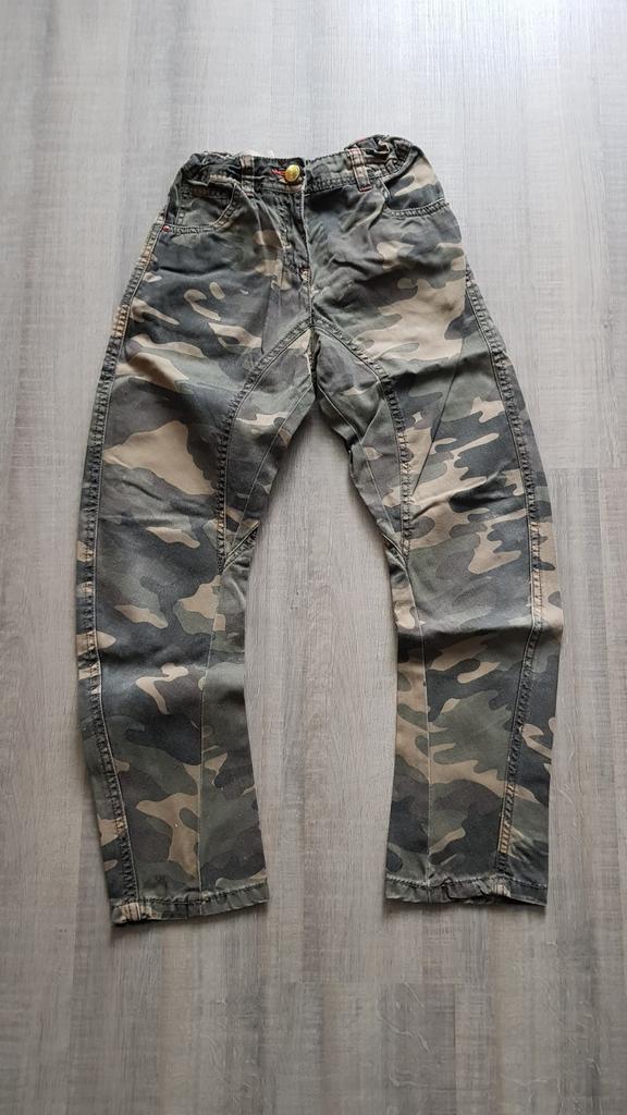 Broek kaki groen legermotief maat 134, Ophalen of Verzenden, Zo goed als nieuw, Meisje, Broek