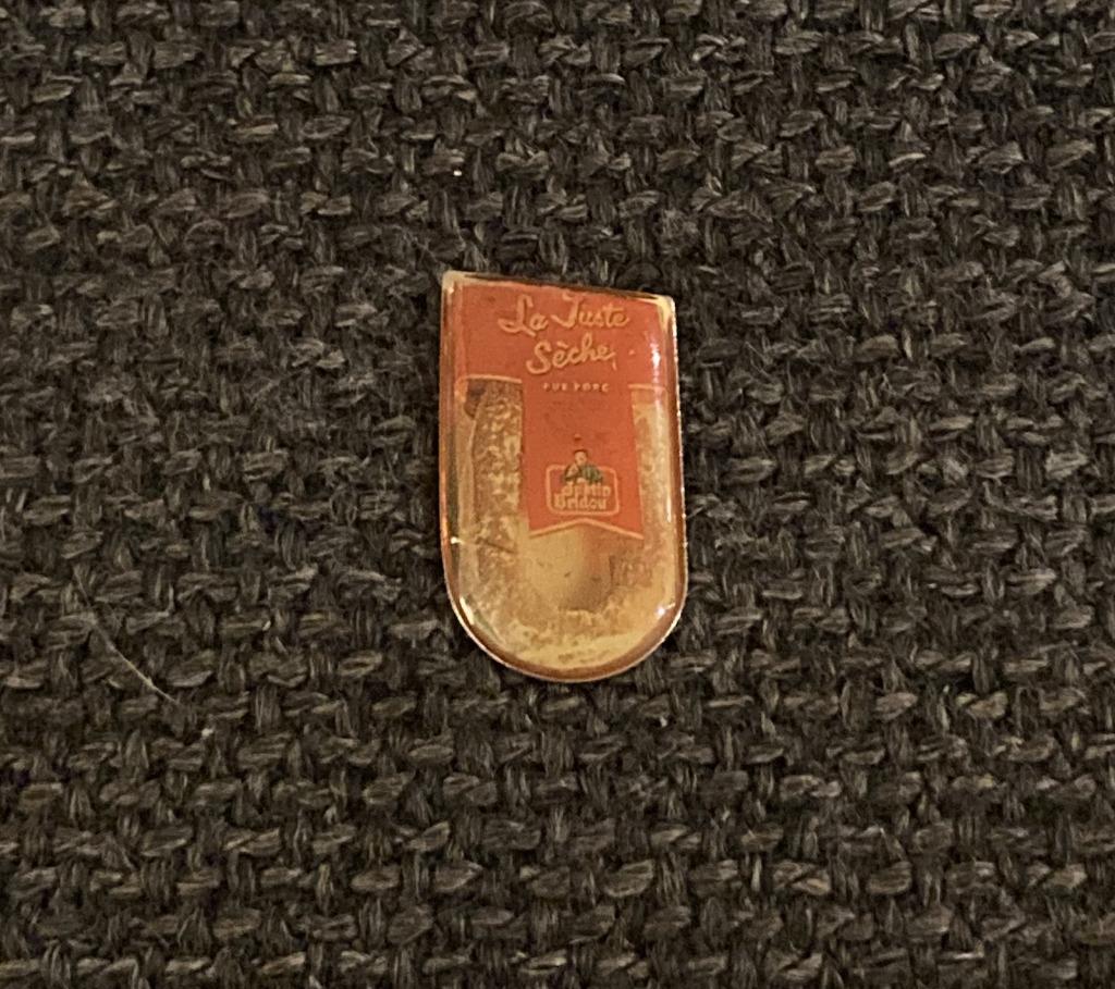 PIN - JUSTIN BRIDOU - BATON DE BERGER - WORST - SAUCISSON, Envoi, Utilisé, Marque, Insigne ou Pin's