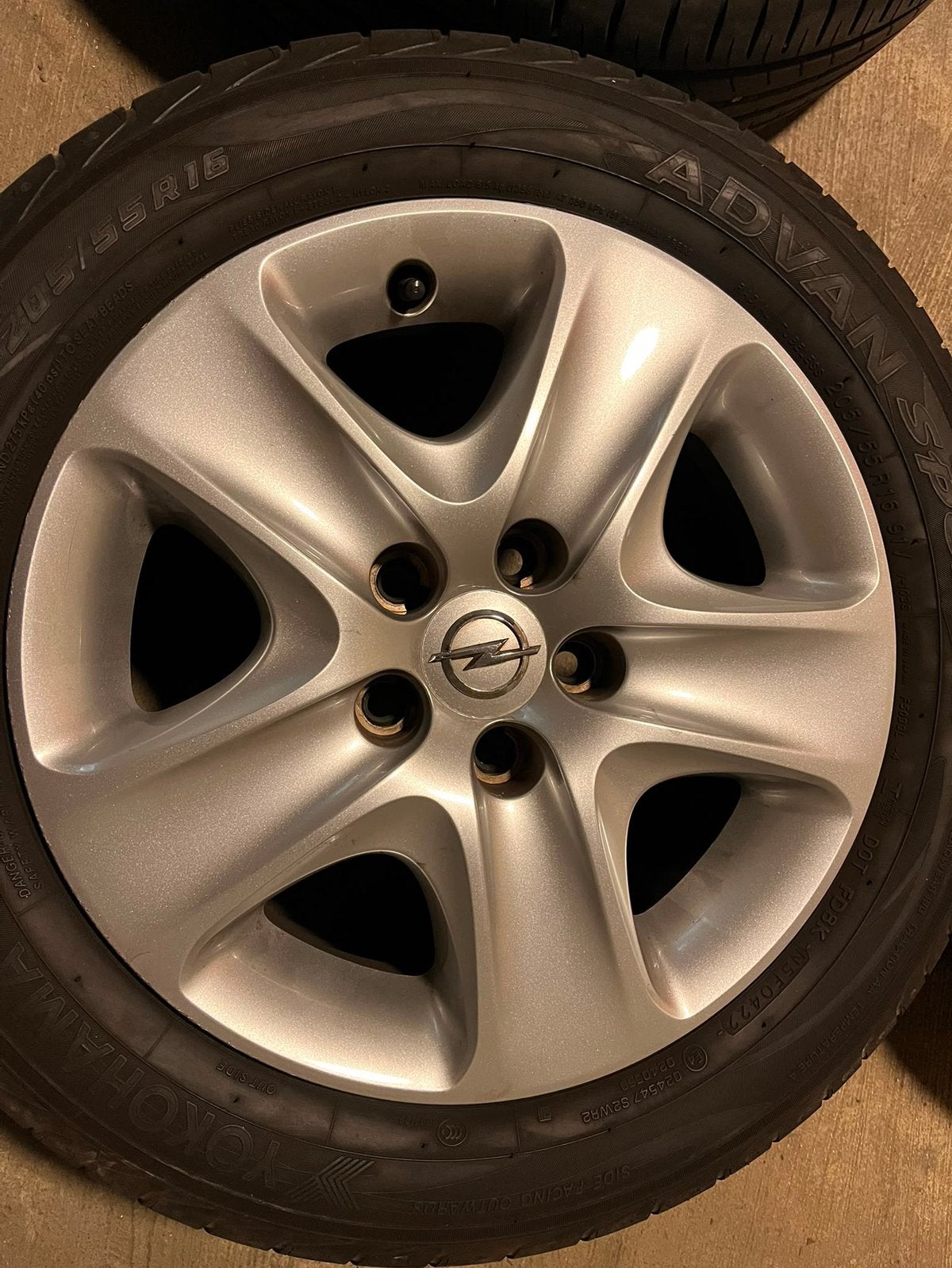 Quatre pneus avec jantes Opel Astra, 16 pouces, Véhicule de tourisme, Pneus été, 205 mm
