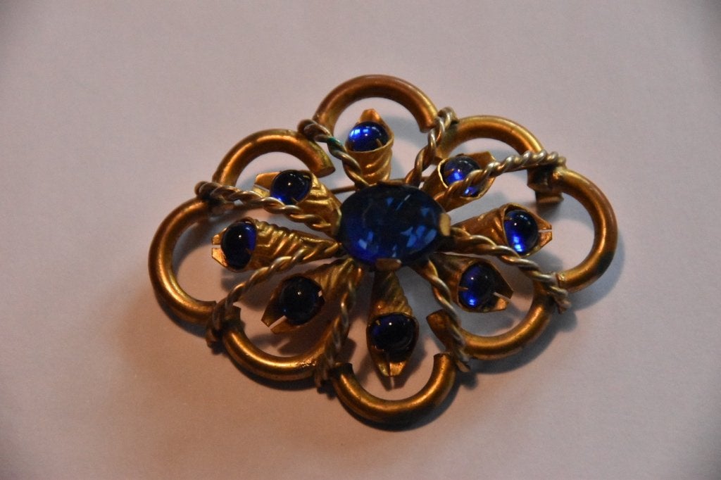 oude broche - goudkleurig met blauwe steen, Ophalen, Overige materialen, 4 tot 7 cm, Gebruikt