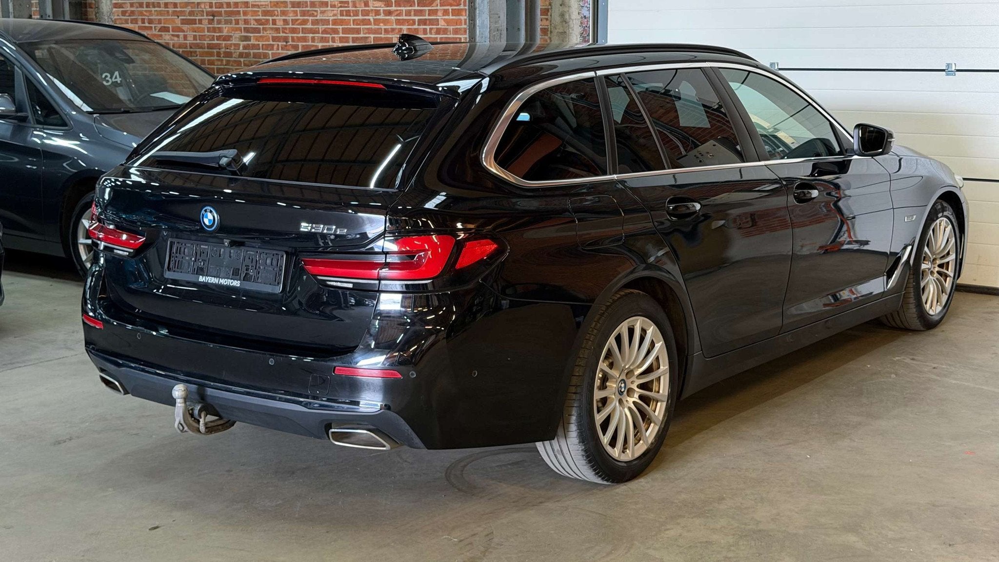 BMW 530 eA PHEV Garantie Plug in Hybride Benzine Garantie, Auto's, BMW, Automaat, 4 cilinders, Zwart, Leder