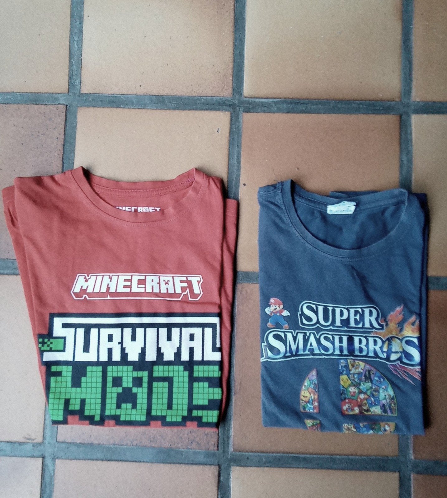 T-shirts Mario en Minecraft M152. 2 st voor 5 euro, Kinderen en Baby's, Ophalen of Verzenden, Zo goed als nieuw, Jongen, Shirt of Longsleeve