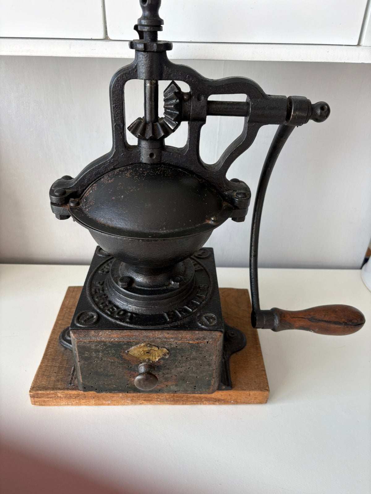 Oude koffiemolen op aanrecht „PEUGEOT & Frères”, Ophalen of Verzenden