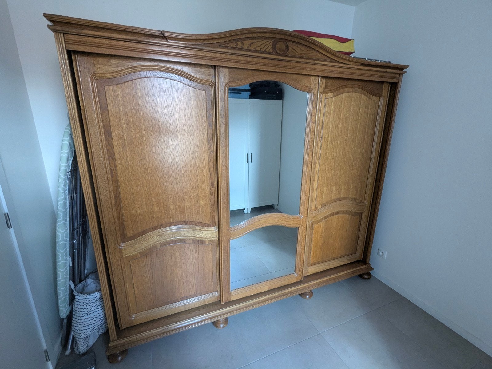 Gratis grote kleerkast met spiegel en schuifdeuren, Huis en Inrichting, Kasten | Kleerkasten, Ophalen, Met deur(en), 200 cm of meer