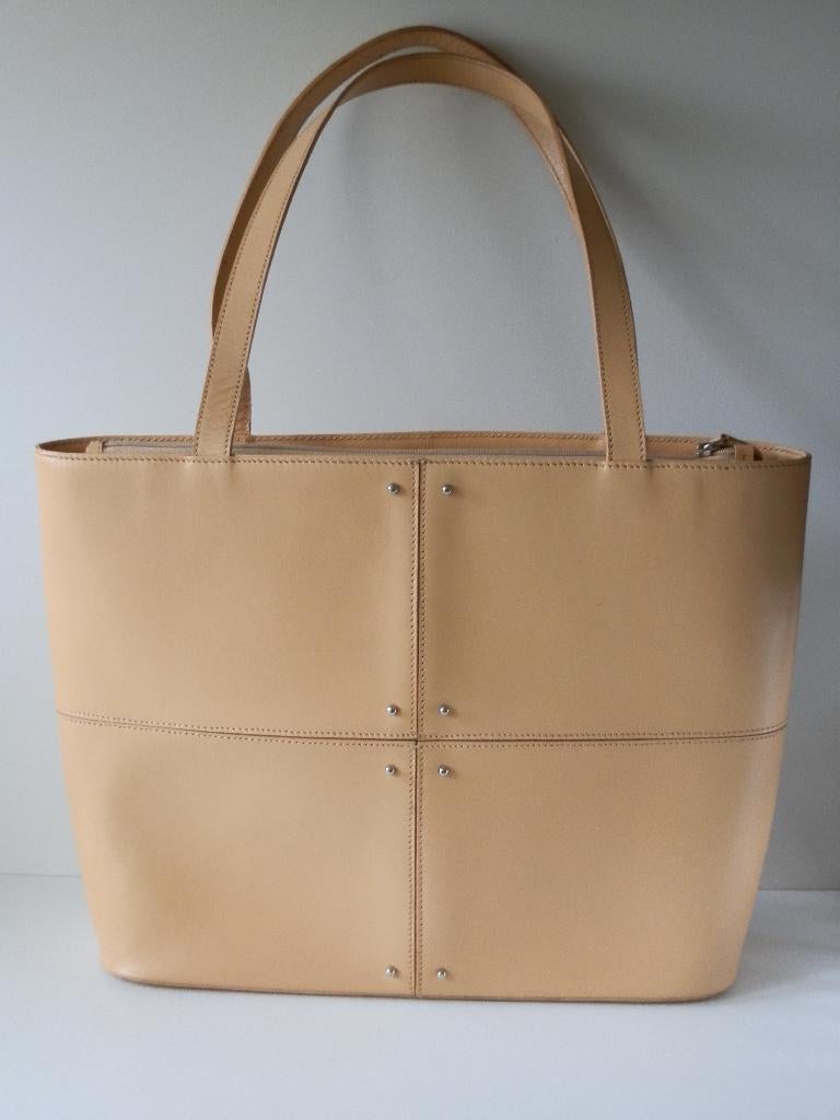 Tod's damestas . Tods ., Handtassen en Accessoires, Tassen | Damestassen, Ophalen of Verzenden, Zo goed als nieuw, Beige, Overige typen