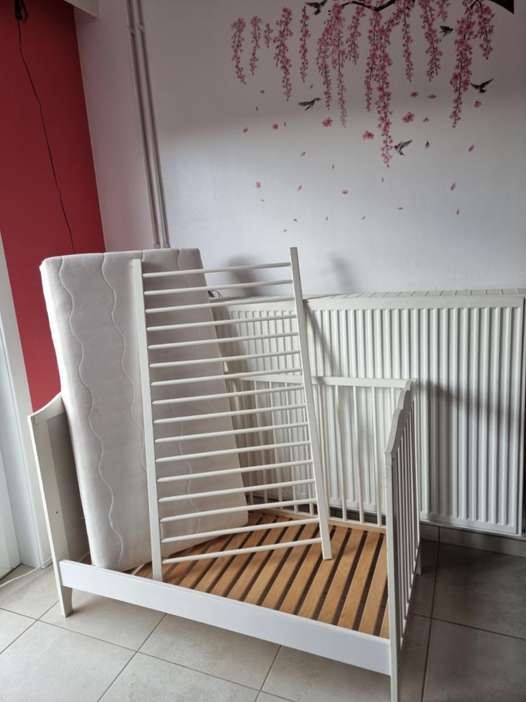 Lit bébé Ikea en bon état, Enlèvement, Matelas