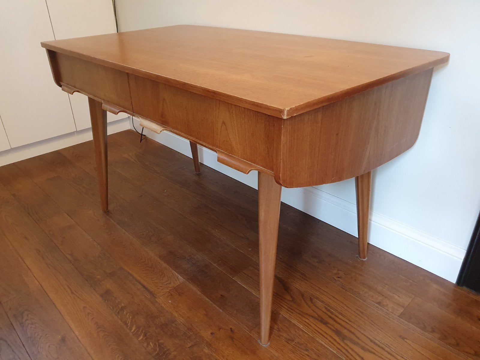 Vintage mid-century bureel - 130 cm breed, Huis en Inrichting, Bureaus, Ophalen, Bruin, Zo goed als nieuw, Modern