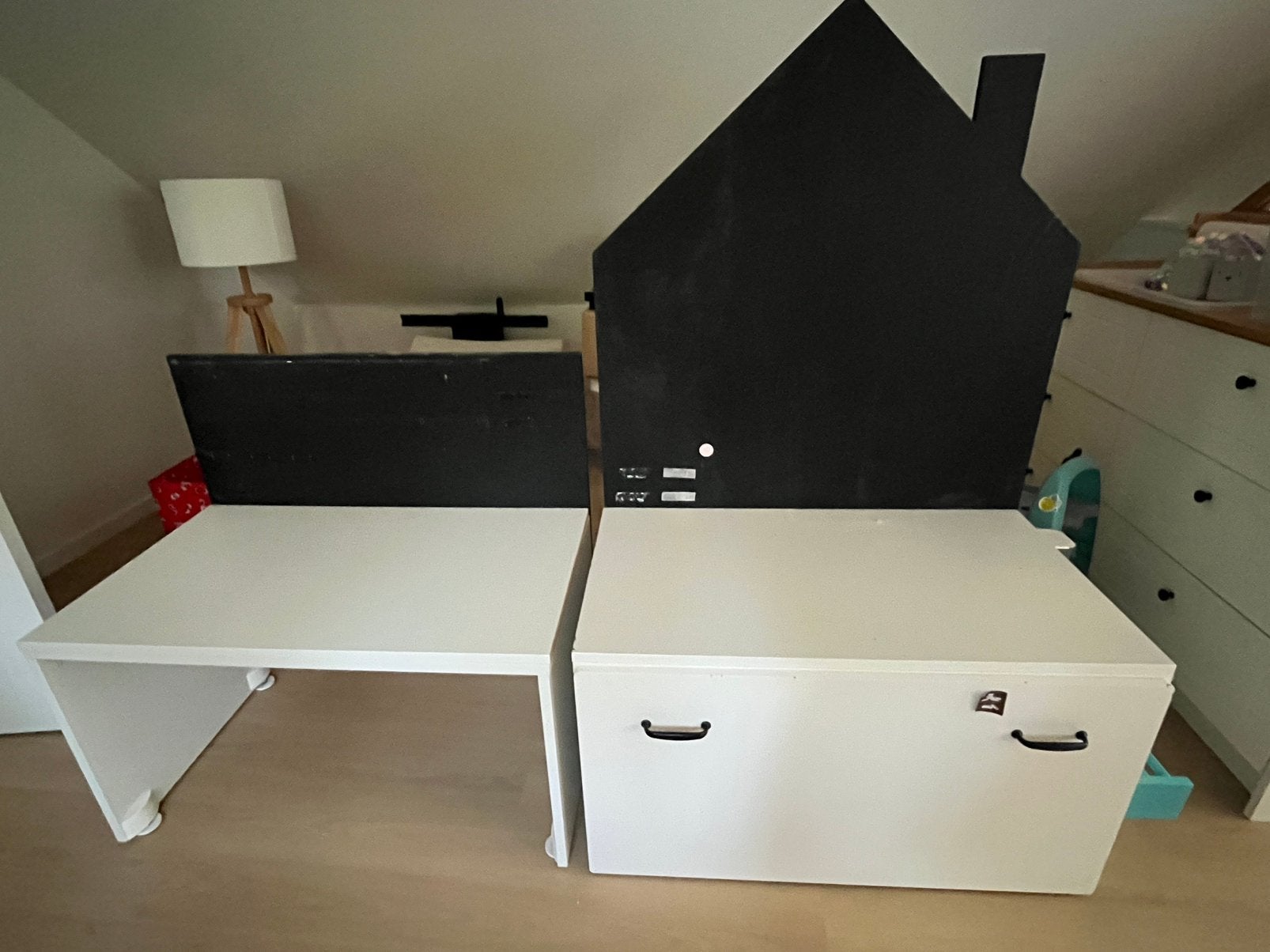 Kinderbureautje ikea met magnetisch krijtbord, Ophalen, Gebruikt