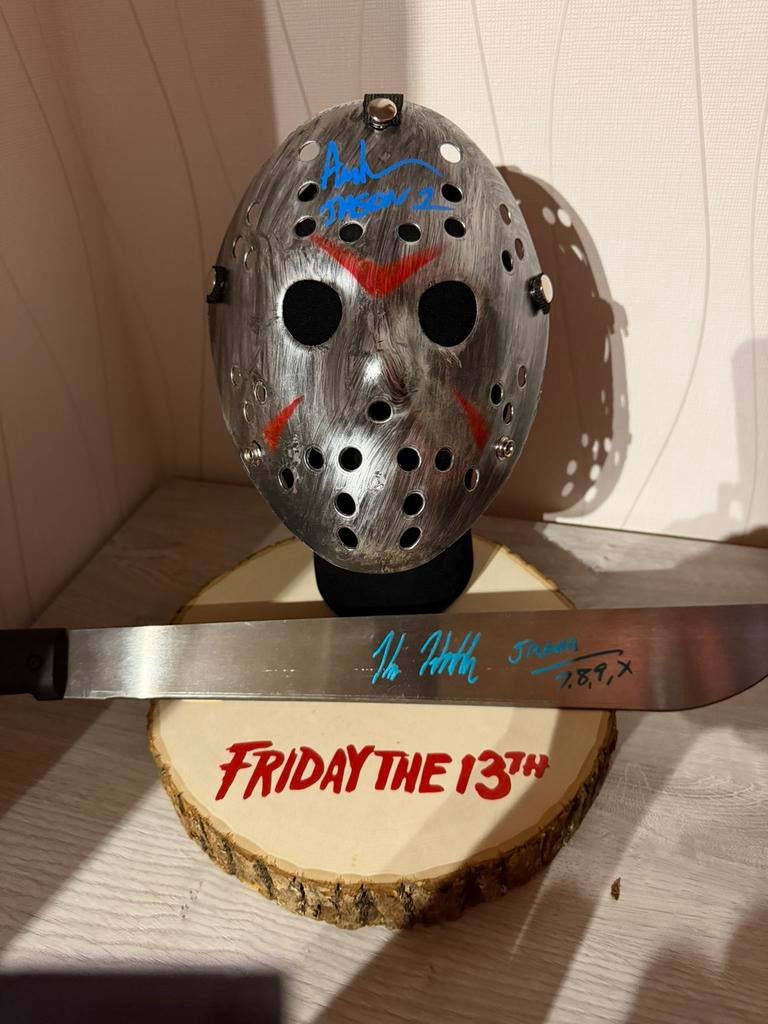 FRIDAY THE 13TH STAND + MACHETE  + MASK SIGNED, Verzamelen, Film en Tv, Nieuw, Film, Gebruiksvoorwerp, Ophalen of Verzenden