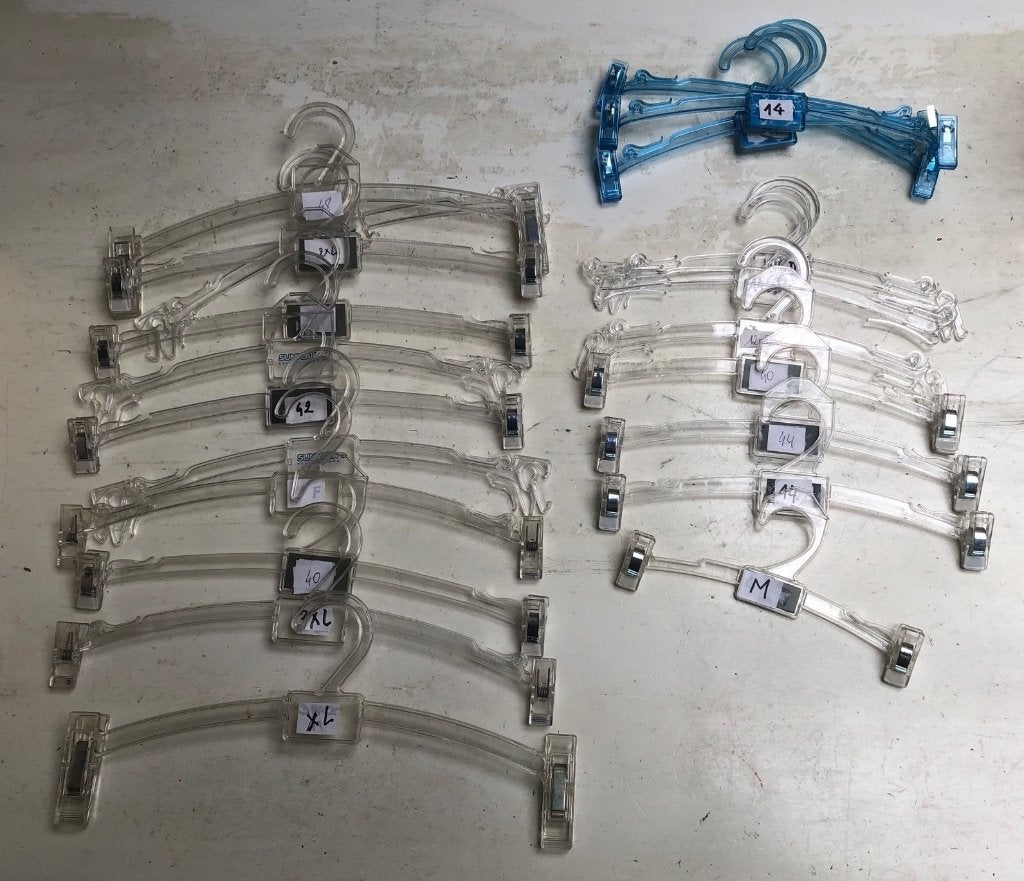 GRATIS - kapstokken / kleding hangers - ong. 20 stuks, Ophalen, Gebruikt, Kunststof, Kinderen en Volwassenen