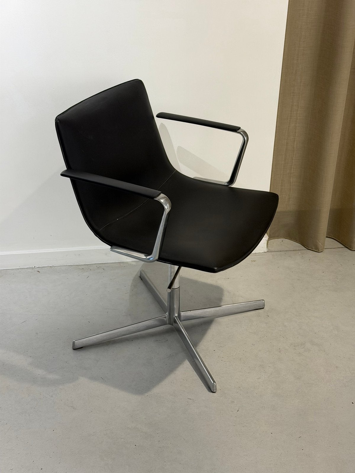Fauteuil Arper Design — Cuir noir — Fabriqué en Italie, Maison & Meubles, Enlèvement, Utilisé