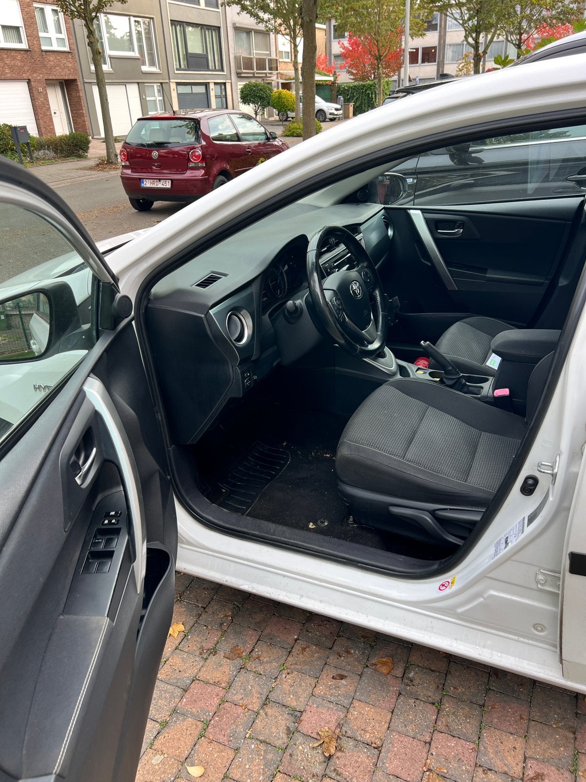 Toyota auris 1.8 hybride gekeurd vr 2 jaar, Auto's, Zwart, 4 cilinders, Overige bekleding, Wit