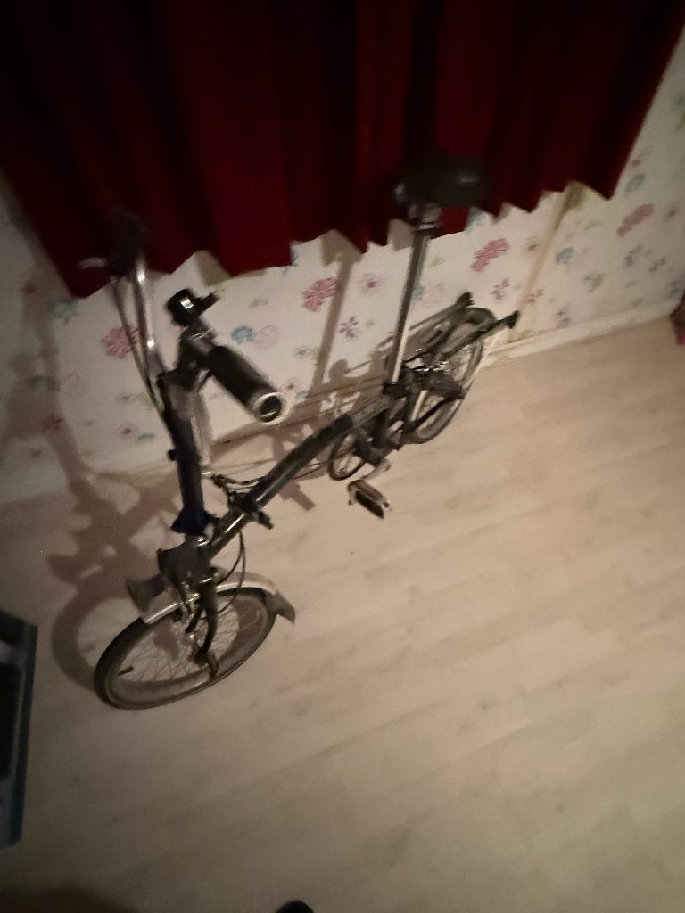 Vélo pliant Brompton noir avec porte-bagages, Vitesses, Frein sur jante, Enlèvement, Utilisé