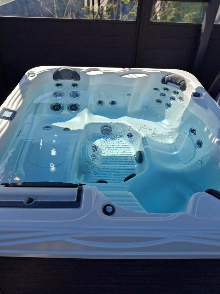 Spa / Jacuzzi Artesian Nevis + gratis accessoires, Tuin en Terras, Bubbelbaden en Hottubs, Ophalen, Zo goed als nieuw, Trap, Vast