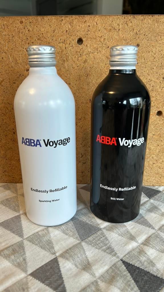 ABBA Voyage waterflesjes 0,5 liter wit en zwart, Verzamelen, Ophalen, Nieuw, Overige typen