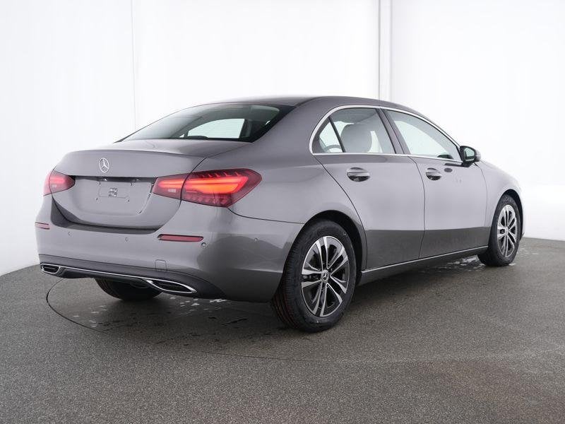 Mercedes-Benz A-Klasse 180 Berline Luxury Line | Verwarmde Z, Auto's, 4 deurs, Stof, Gebruikt, 4 cilinders