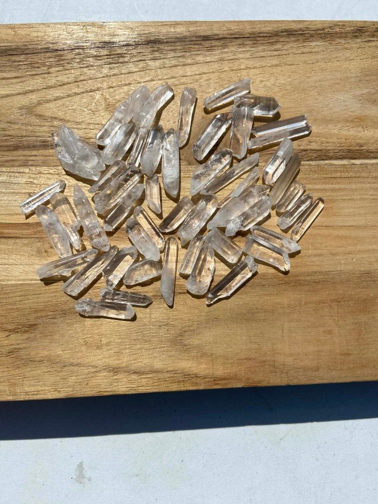 48 bergkristal punten en 3 ruwe blokjes., Ophalen of Verzenden, Mineraal