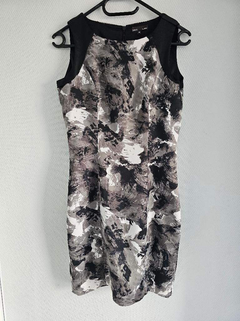 zwart/wit/grijs aansluitend kleed, Taille 38/40 (M), Enlèvement ou Envoi, Autres couleurs, Au-dessus du genou