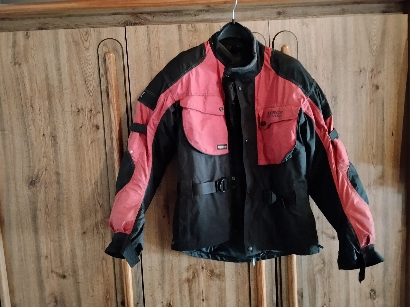Rood zwarte motorjas, Motoren, Ophalen