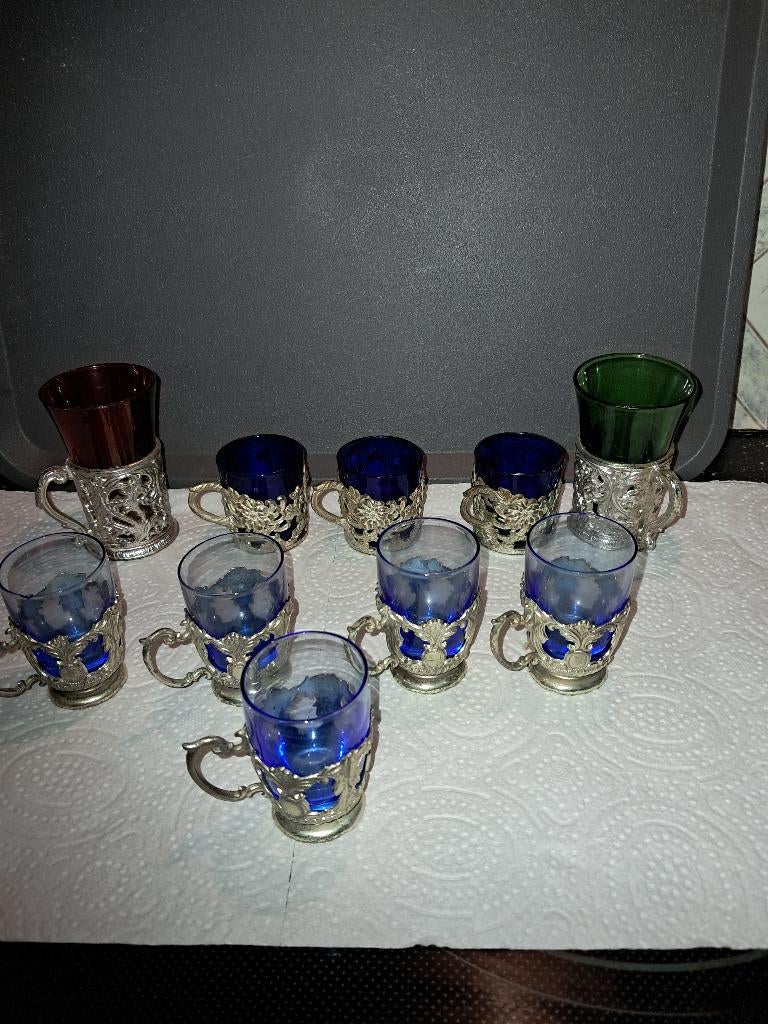 Kleine glaasjes met ijzere voet, Ophalen