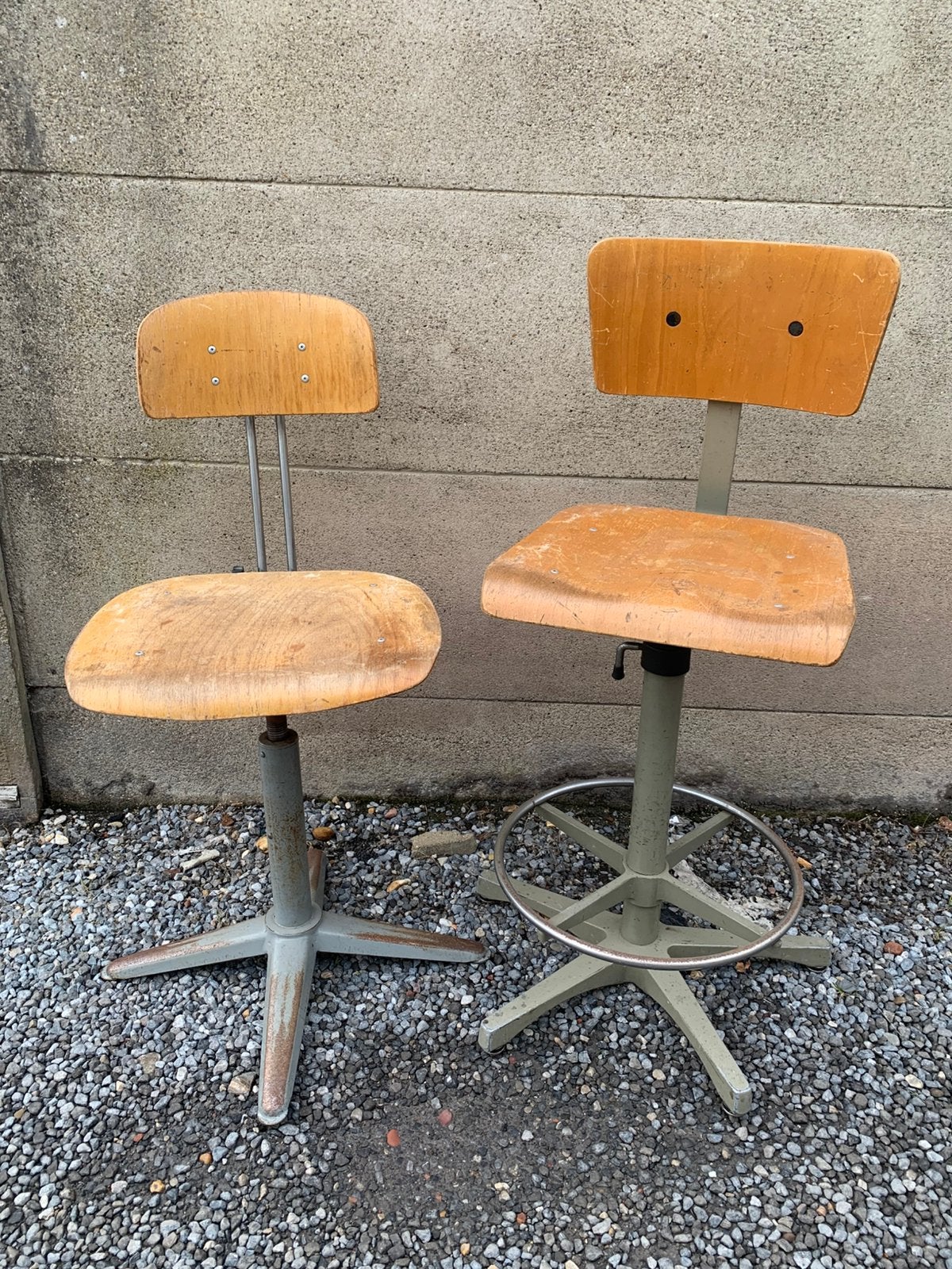 Deux chaises de studio, Enlèvement