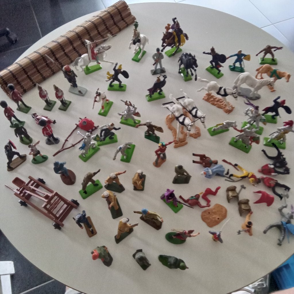 LOT FIGURINES  : BRITAINS, TIMPO, STARLUX, Collections, Envoi