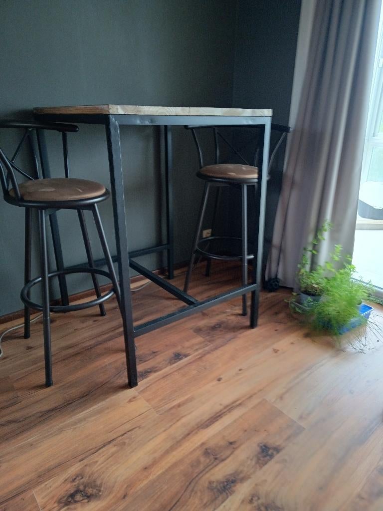 Table bar + 2 chaises hautes, 90 cm ou plus, Avec repose-pieds, 2 tabourets, Comme neuf