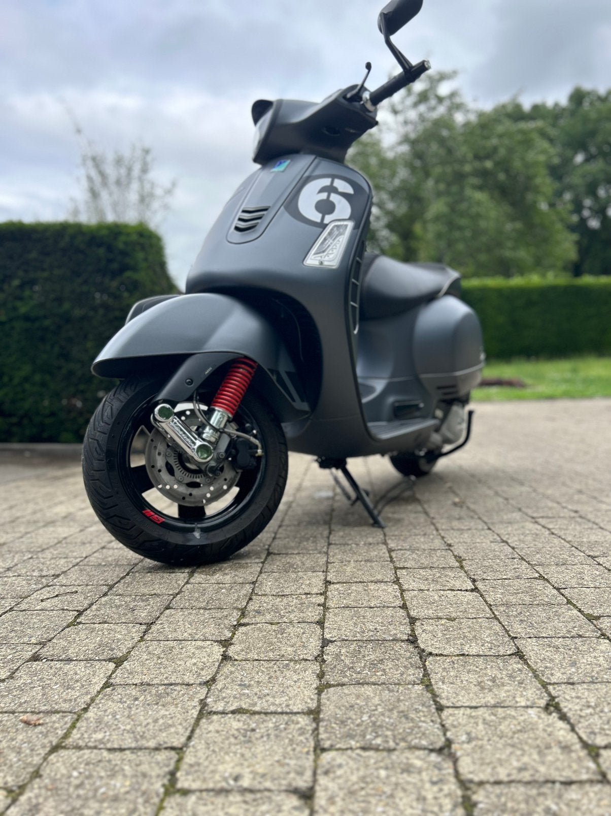 Vespa 125 GTS mat black/black, Fietsen en Brommers, Scooters | Vespa, Ophalen, Zo goed als nieuw