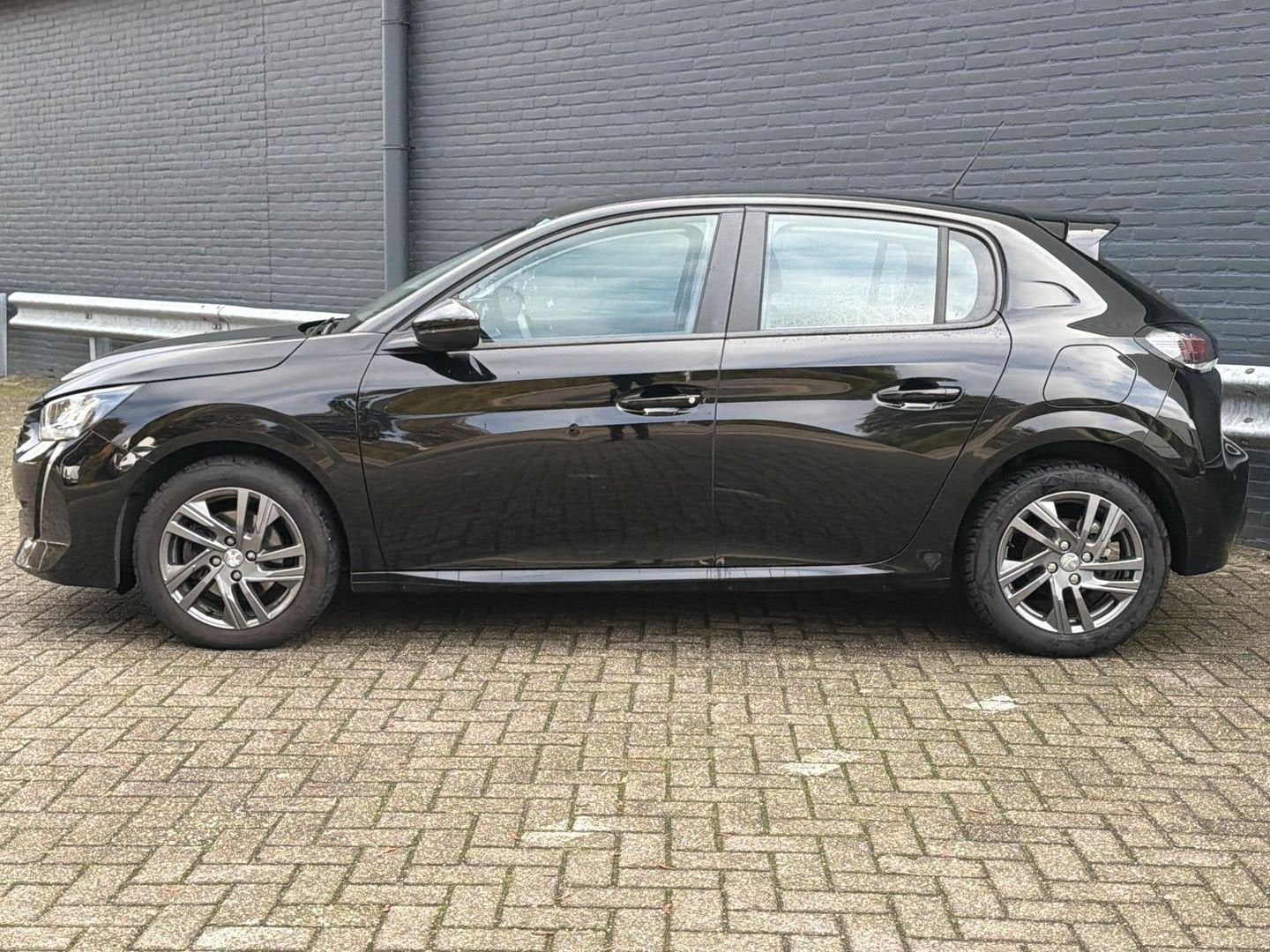 Peugeot 208 1.2 PureTech Blue Lease Active | € 6.500,- NETTO, Zwart, Stadsauto, 122 g/km, Verwarmde buitenspiegels