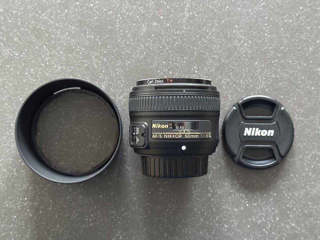 Nikon AF-S 50mm f/1.8G met HB-47 zonnekap en UV filter, Nikon, Ophalen of Verzenden, Zo goed als nieuw, 50 mm