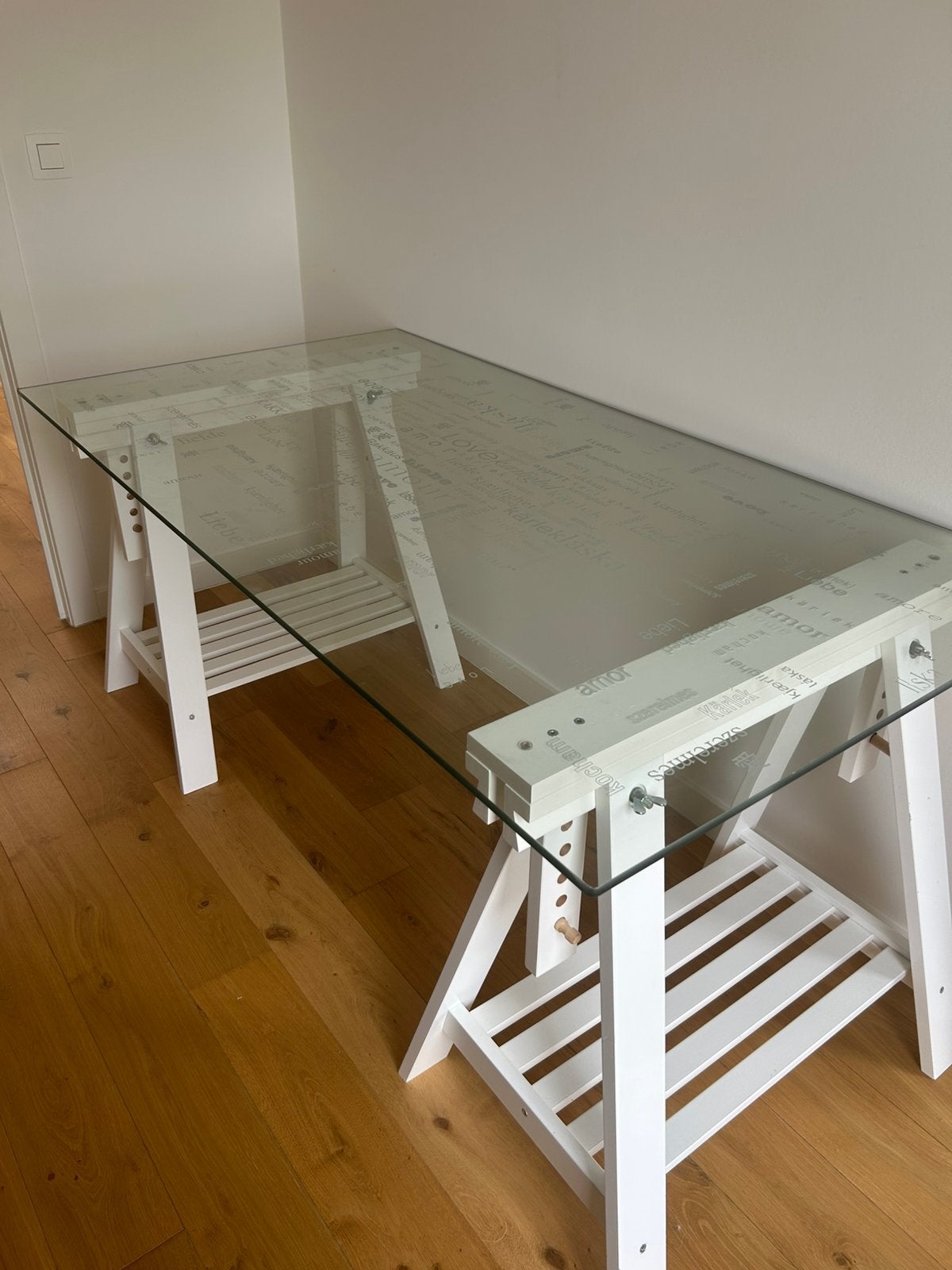 Bureeltafel in glas met verstelbare schragen, Huis en Inrichting, Tafels | Eettafels, Ophalen, 50 tot 100 cm, 100 tot 150 cm, Tot twee personen