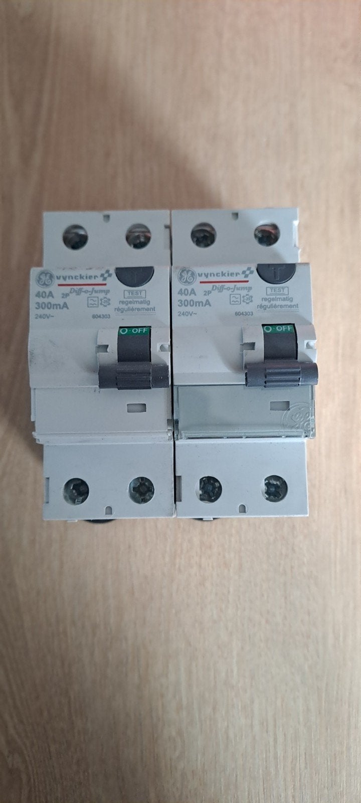 2x différentiel Vynckier 40A 300mA, Bricolage & Construction, Électricité & Câbles, Enlèvement, Comme neuf, Autres types