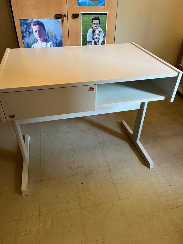 A donner : Bureau enfant bois blanc, Maison & Meubles, Bureaux, Utilisé, Bureau enfant, Bois, Blanc, Enlèvement