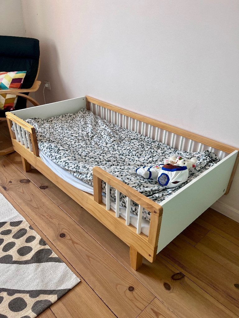 Lit enfant 140x70 cm avec matelas et linge de lit, Sommier à lattes, 70 à 85 cm, Comme neuf, Enlèvement