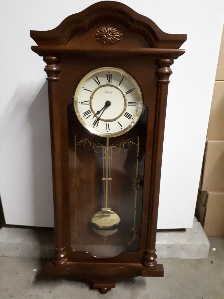 Antiek Hermle wandklok met slinger, gemaakt van notenhout, Antiek en Kunst, Antiek | Klokken, Ophalen