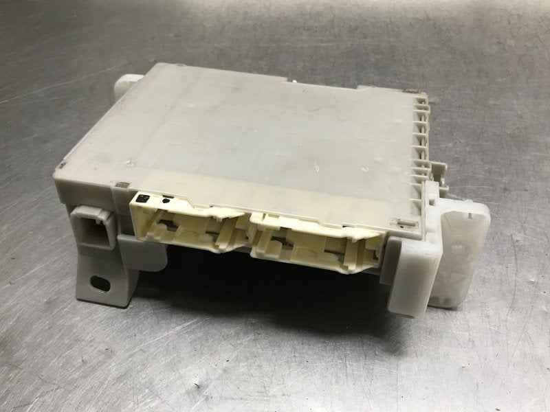 BOITIER FUSIBLES Toyota Verso S (|8273052L70C|), Kundenbetreuung@toyota.de, Toyota, Utilisé, Toyota-Allee 2
50858  Köln, DE