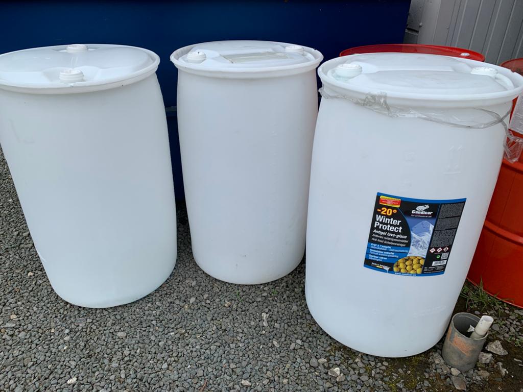 3 tonnen van 200L met vast deksel., 150 liter of meer, Ophalen, Zo goed als nieuw, Kunststof