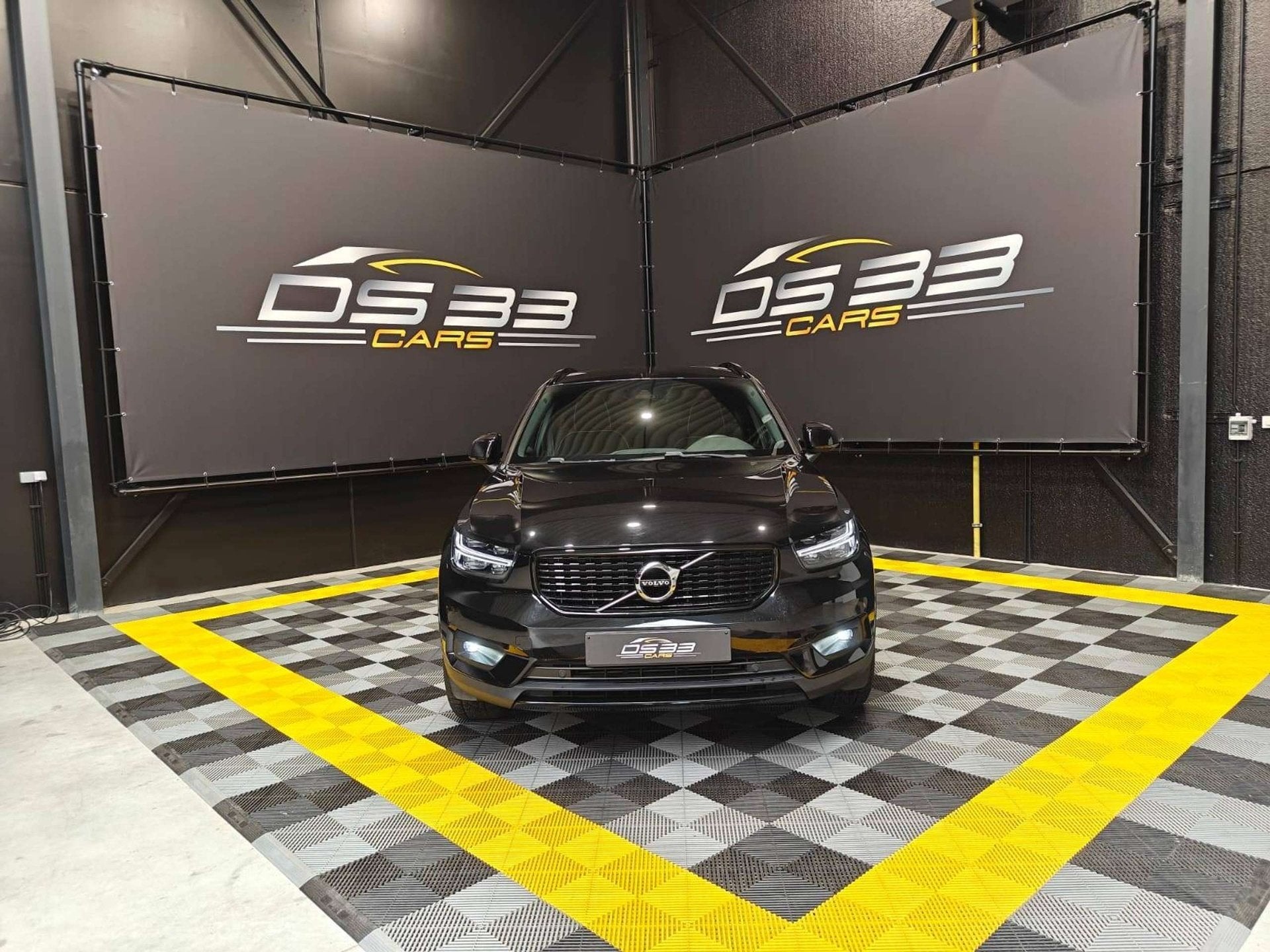 Volvo XC40 1.5 Benzine R-Design Geartronic/LED/Keyless/18"/W, Auto's, Volvo, Automaat, Dealer onderhouden, Gebruikt, Zwart