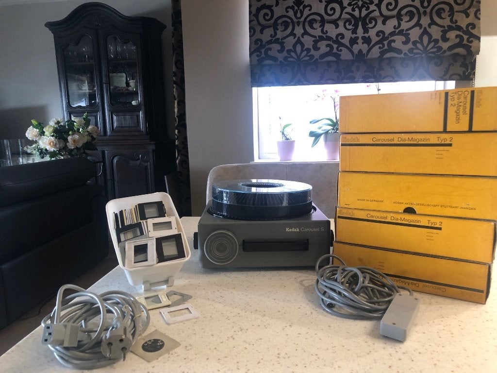 Diaprojector en toebehoren + Projectiescherm, Ophalen, Zo goed als nieuw, Met scherm