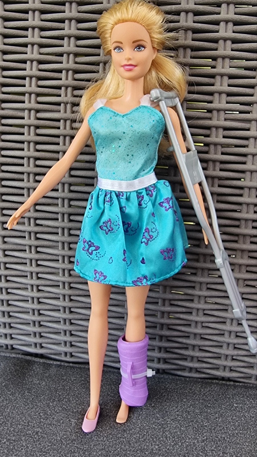 barbie plâtrée, Enfants & Bébés, Jouets | Poupées, Enlèvement, Barbie