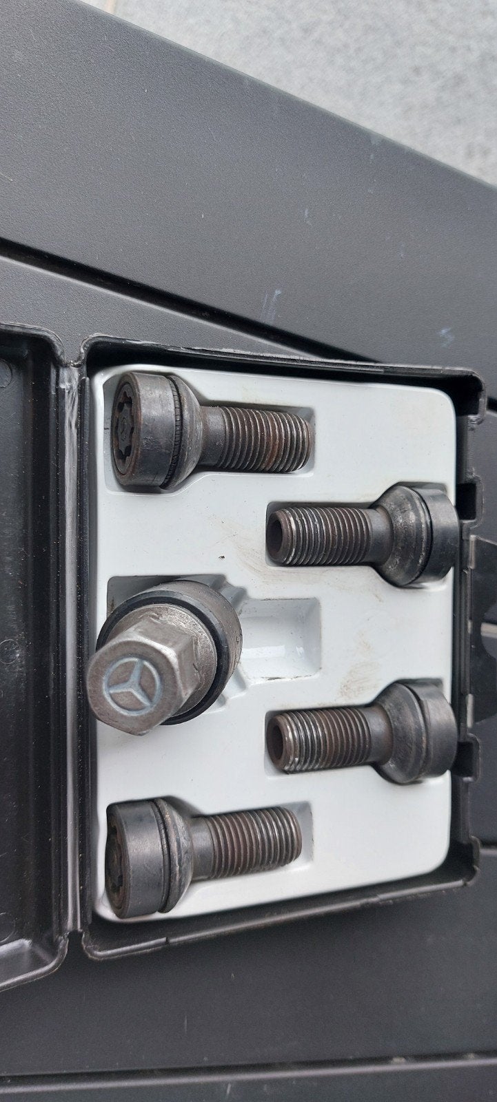 Anti diefstal bouten Mercedes, Ophalen