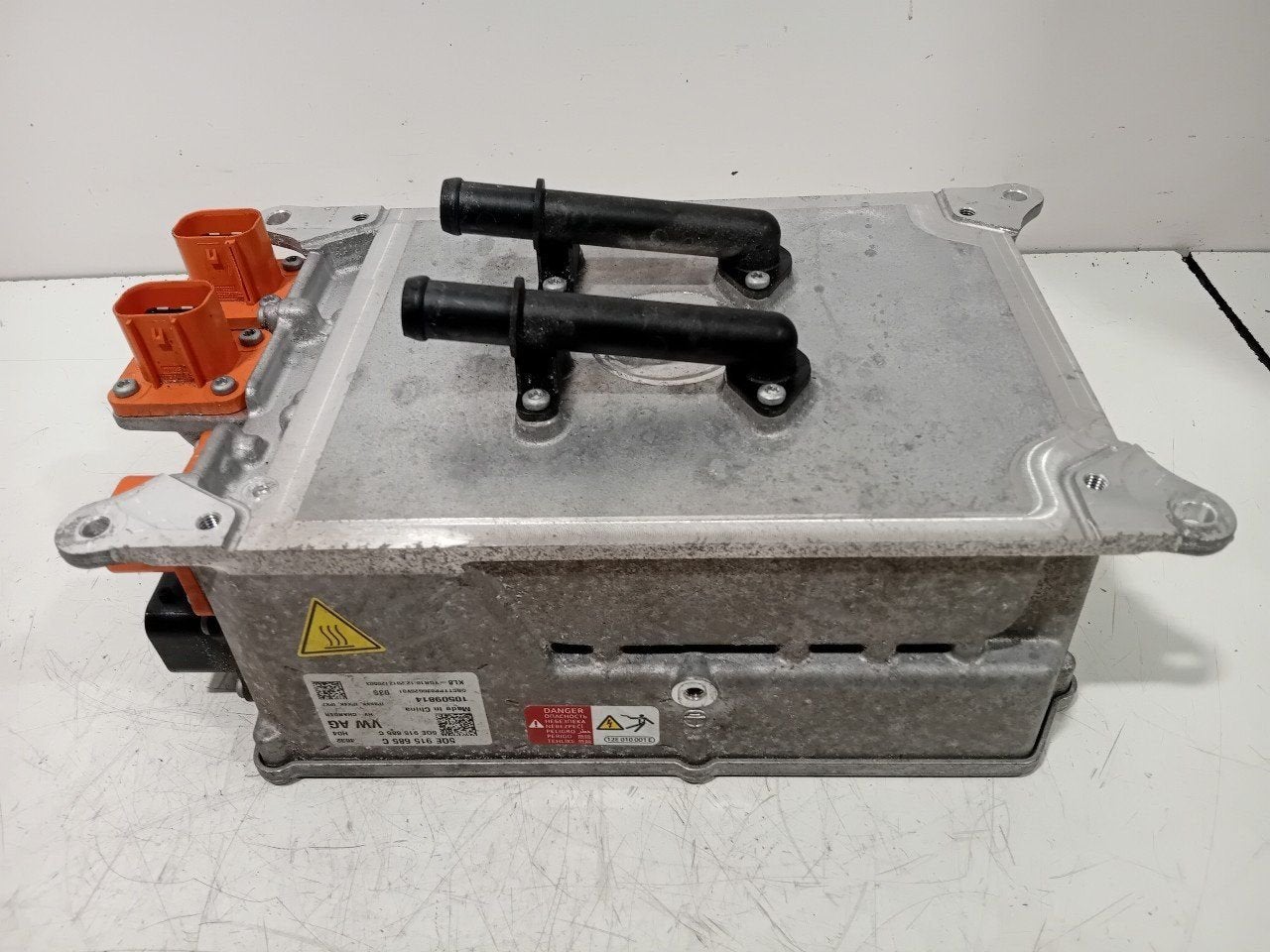 Acculader Volkswagen Golf, Onderdelen@venauto.nl, Van der Ven Autorecycling B.V., Gebruikt, Ettenseweg 76, 4706 PB Roosendaal, The Netherlands