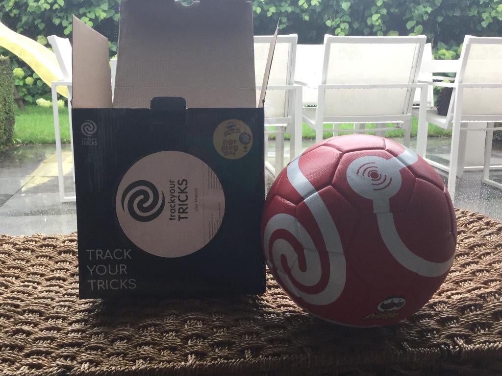 Ballon de foot + station de recharge + câble USB neuf ! ! !, Enlèvement ou Envoi, Neuf